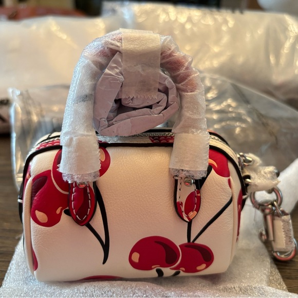 Coach - Picture 4 of 9